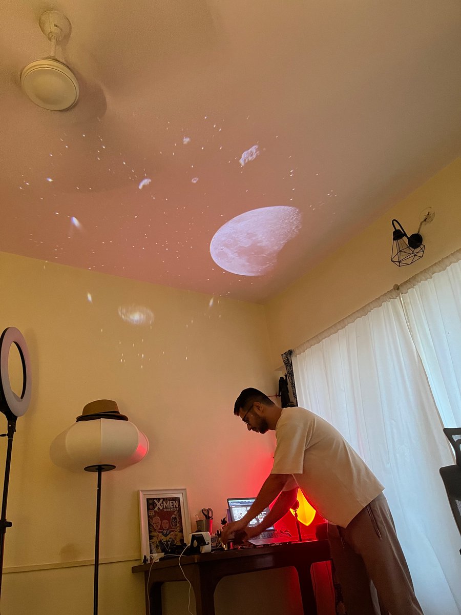 mere dost ke gharpe solar system hai