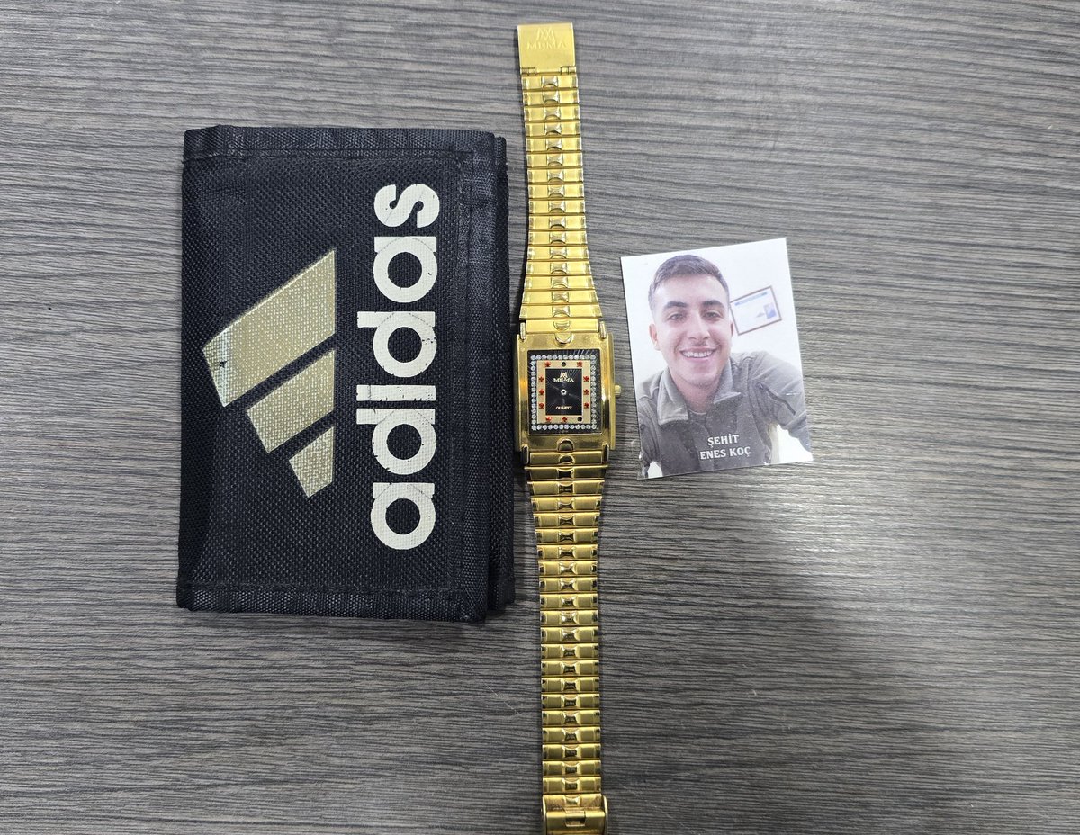 Şehit  Enes Koç.

Vatanın sessiz Kahramanlarından.

#Şehitemanetlerimüzesi

İçin ailesi  eşyalarını yollamıştır.

Onurdur.

Aziz ruhu şad olsun.

#EvvelceGidenlereSelamOlsun