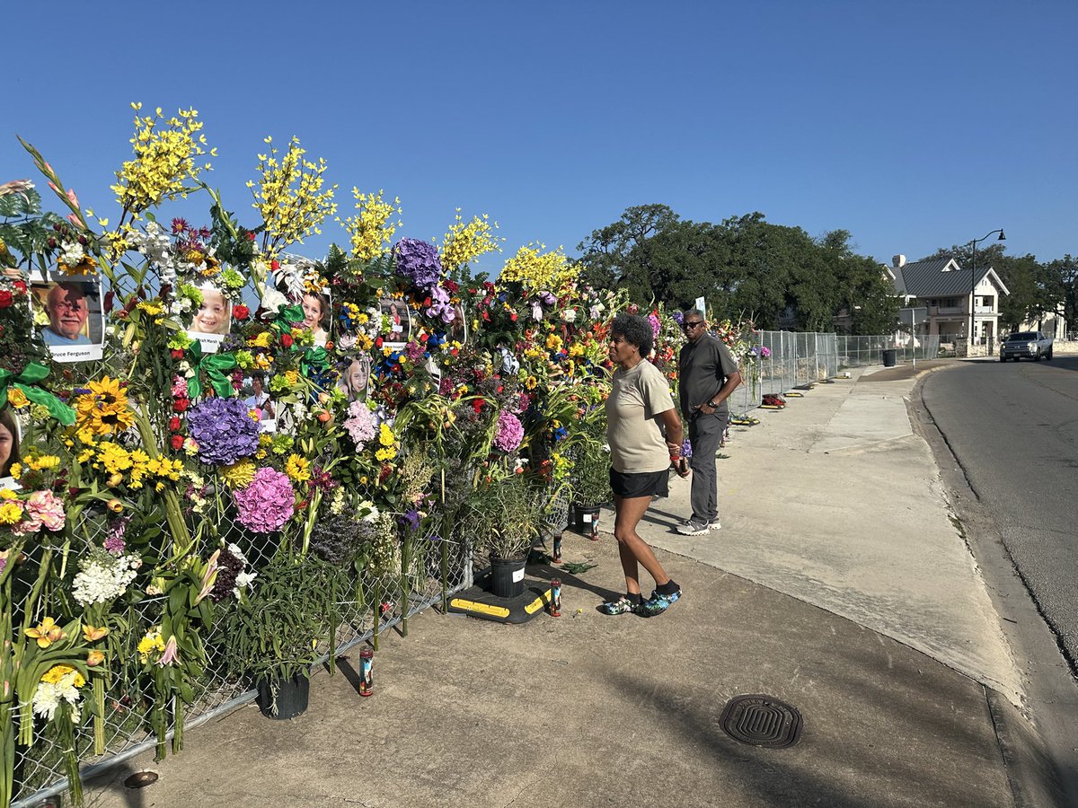 tammiefields's tweet image. So many #hillcountrystrong signs have popped up around the Main Street District near the #GuadalupeRiver where the massive flooding claimed the lives of campers & staffers as well as people coming to enjoy the 4th of July. @SpectrumNews1TX @MyNews13
