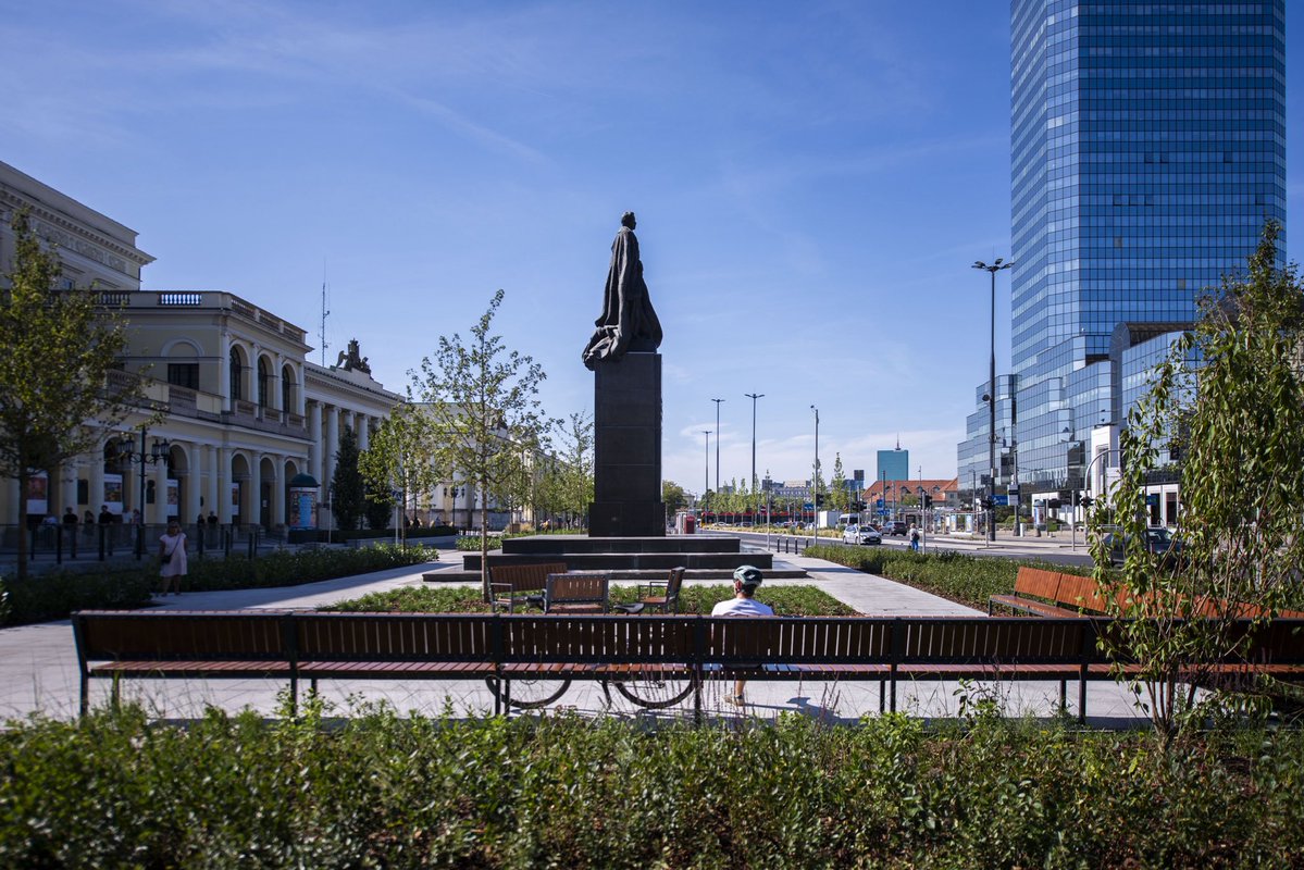 trzaskowski_'s tweet image. Plac Bankowy w nowym wydaniu 🌿 Teren przed stołecznym ratuszem i urzędem wojewódzkim przeszedł sporą metamorfozę. Mniej betonu - dużo zieleni! Do tego nowa droga rowerowa, ławki i wygodne chodniki. A to nie koniec zmian - zaczęliśmy remont terenu po drugiej stronie placu - przy…