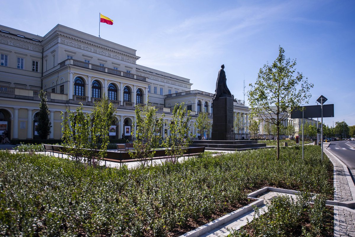 trzaskowski_'s tweet image. Plac Bankowy w nowym wydaniu 🌿 Teren przed stołecznym ratuszem i urzędem wojewódzkim przeszedł sporą metamorfozę. Mniej betonu - dużo zieleni! Do tego nowa droga rowerowa, ławki i wygodne chodniki. A to nie koniec zmian - zaczęliśmy remont terenu po drugiej stronie placu - przy…