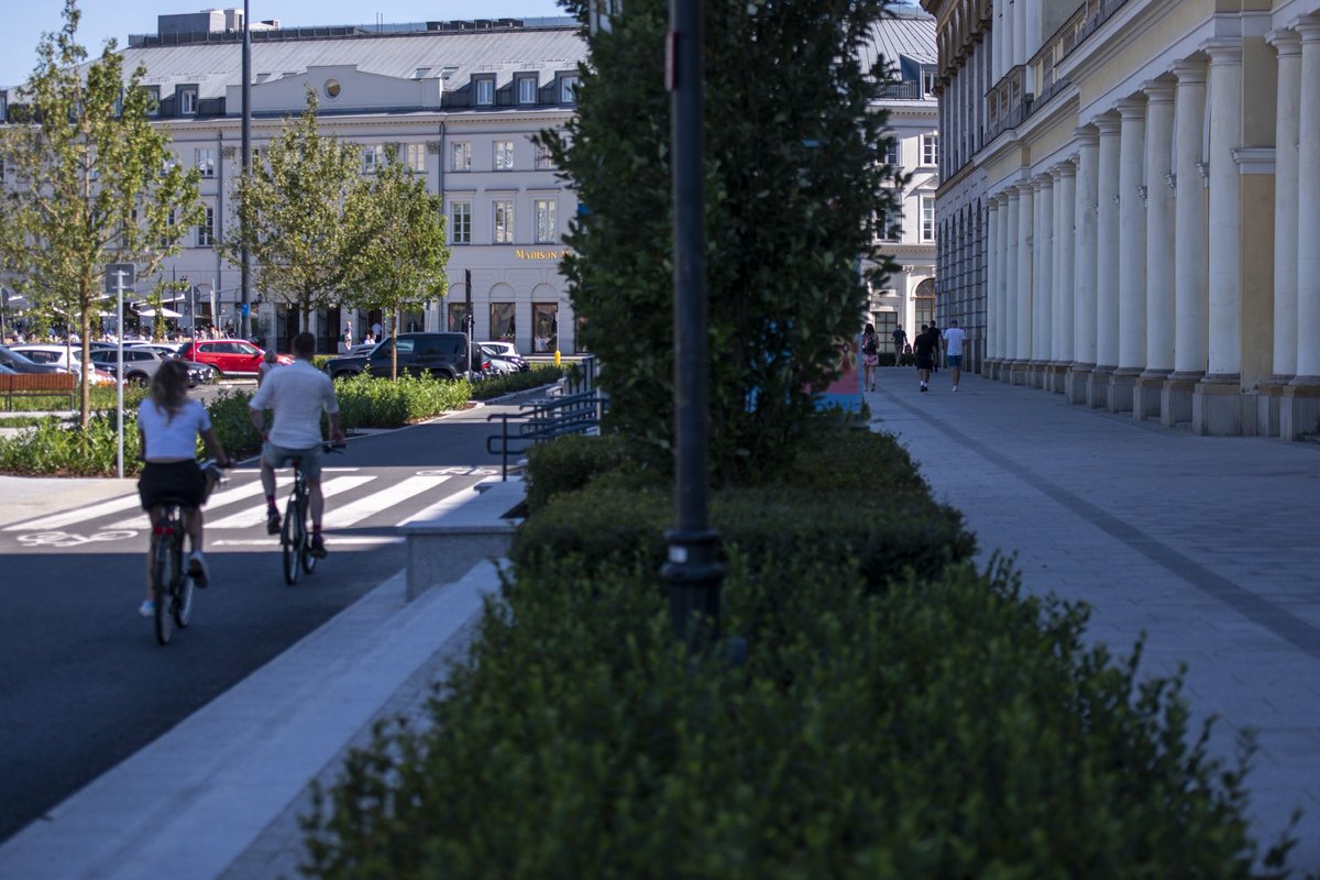 trzaskowski_'s tweet image. Plac Bankowy w nowym wydaniu 🌿 Teren przed stołecznym ratuszem i urzędem wojewódzkim przeszedł sporą metamorfozę. Mniej betonu - dużo zieleni! Do tego nowa droga rowerowa, ławki i wygodne chodniki. A to nie koniec zmian - zaczęliśmy remont terenu po drugiej stronie placu - przy…