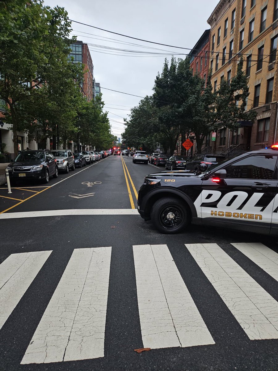 HobokenFire's tweet image. 🧑🚒 Firefighters responded to a car fire on Hudson and 11th this morning.
🧯The fire was put out quickly, no injuries were reported, and the street was cleaned and reopened quickly.
@CityofHoboken @HobokenFire @HobokenPD and @HobokenOEM all responded.