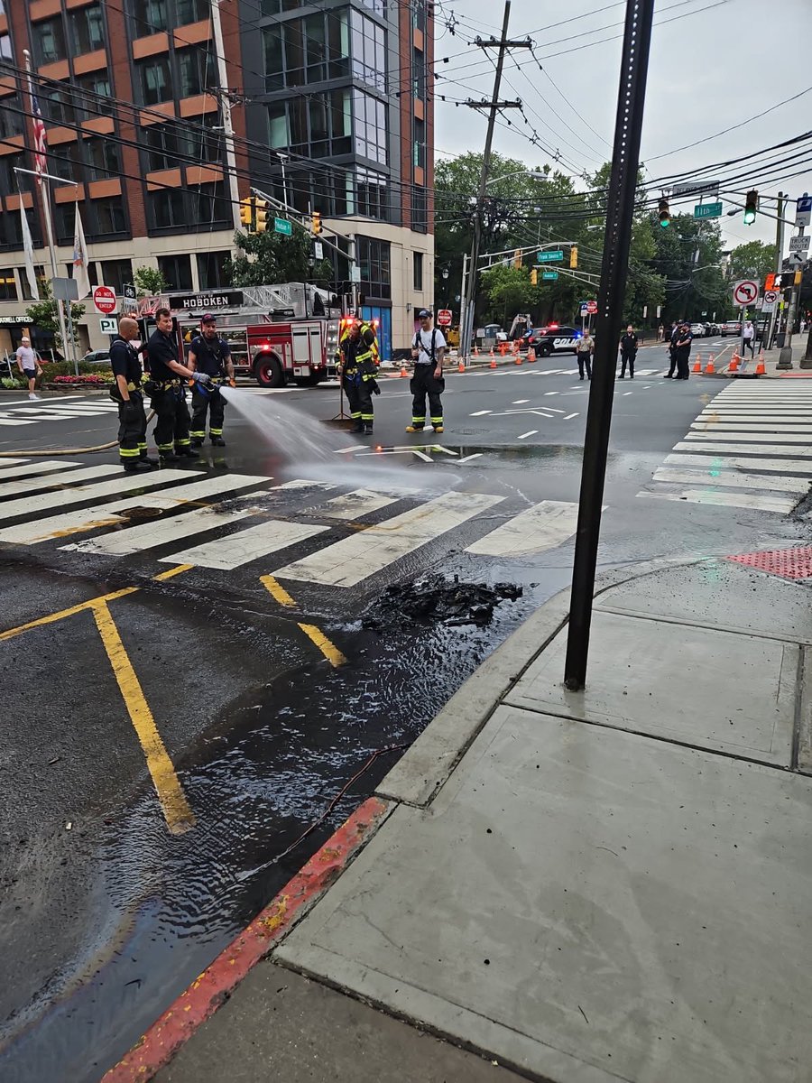 HobokenFire's tweet image. 🧑🚒 Firefighters responded to a car fire on Hudson and 11th this morning.
🧯The fire was put out quickly, no injuries were reported, and the street was cleaned and reopened quickly.
@CityofHoboken @HobokenFire @HobokenPD and @HobokenOEM all responded.