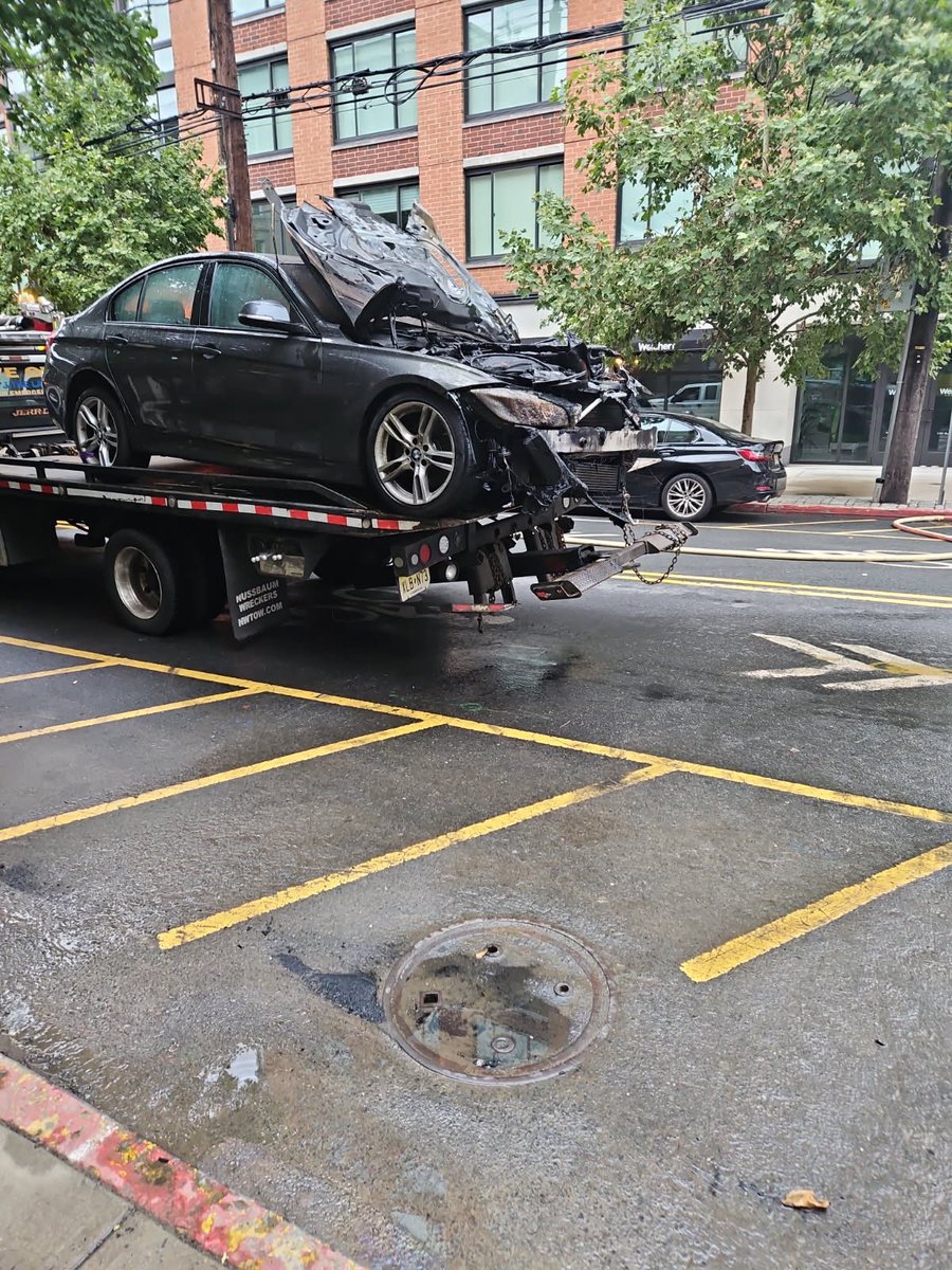 HobokenFire's tweet image. 🧑🚒 Firefighters responded to a car fire on Hudson and 11th this morning.
🧯The fire was put out quickly, no injuries were reported, and the street was cleaned and reopened quickly.
@CityofHoboken @HobokenFire @HobokenPD and @HobokenOEM all responded.