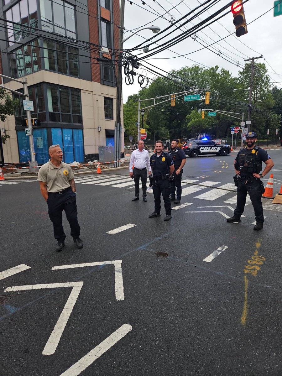 HobokenFire's tweet image. 🧑🚒 Firefighters responded to a car fire on Hudson and 11th this morning.
🧯The fire was put out quickly, no injuries were reported, and the street was cleaned and reopened quickly.
@CityofHoboken @HobokenFire @HobokenPD and @HobokenOEM all responded.