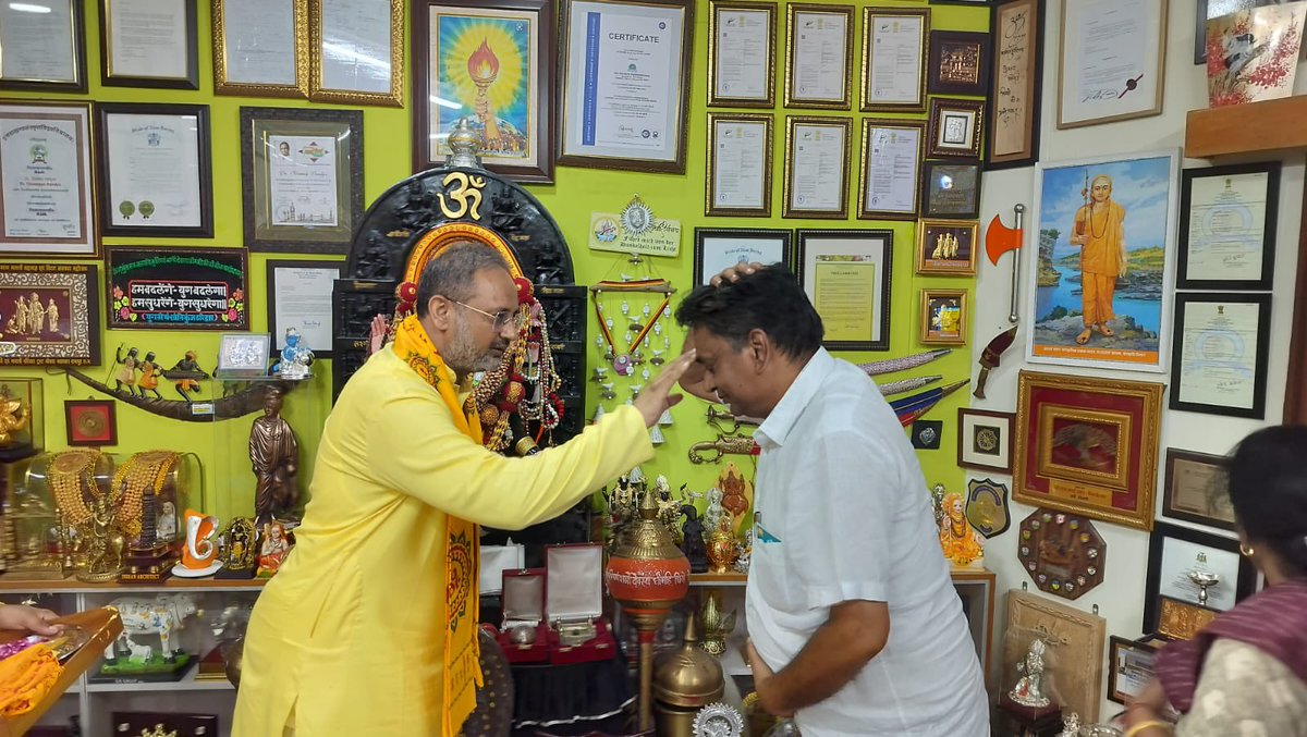 गुरु पूर्णिमा के पावन अवसर पर योग, भारतीय संस्कृति एवं राष्ट्रहित की प्रखर वाणी, श्री एस.के. तिजारावाला जी का <a href="/dsvvofficial/">Dev Sanskriti Vishwavidyalaya</a> में आत्मीय स्वागत किया गया।

इस अवसर पर उन्होंने विश्वविद्यालय के प्रतिकुलपति आदरणीय <a href="/DrChinmayP/">Dr. Chinmay Pandya</a> जी से भेंट कर विचार विमश किया ।