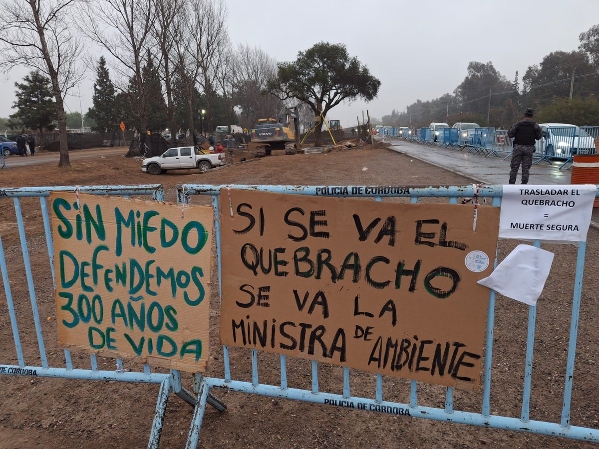 leoguevara80's tweet photo. #VillaAllende ambientalistas resisten con un acampe la extracción del histórico quebracho y el intendente que dio la orden de "hachar" el árbol. Las obras por ahora están paralizadas y tras los enfrentamientos sacaron las máquinas de la zona. Movil @radiomitrecba. https://t.co/5doUSQllZ6