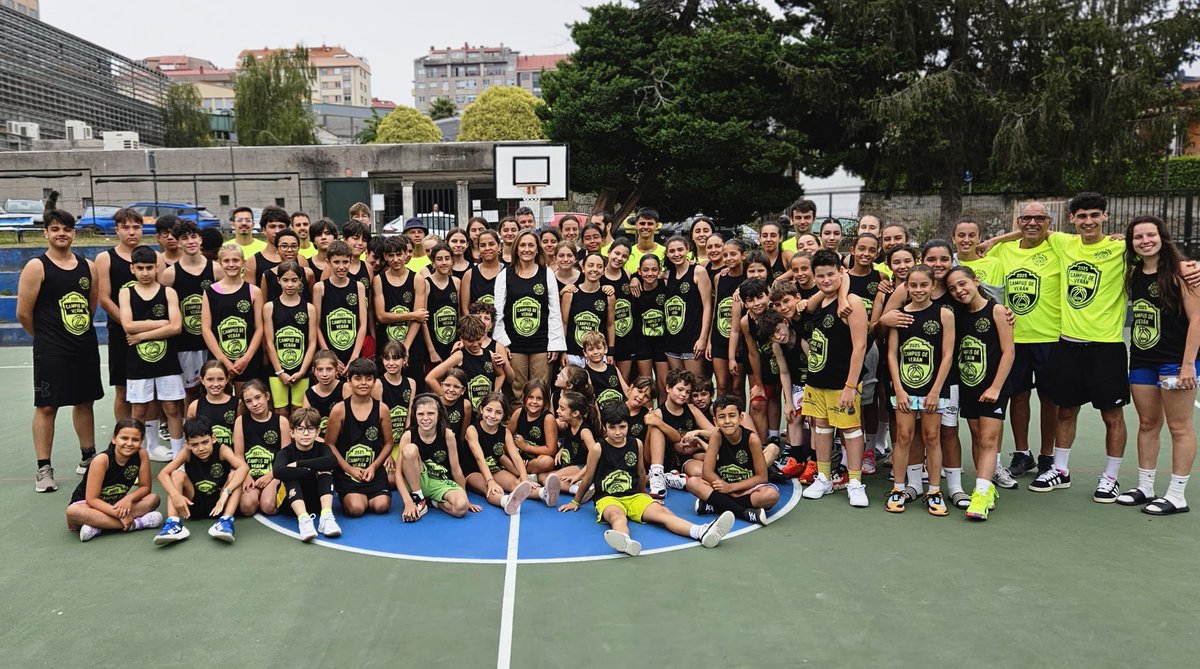 🏀 <a href="/LuisaSanchzVigo/">Luisa Sánchez</a> destaca a importancia do exercicio desde a infancia durante unha divertida visita á escola do <a href="/CBSeisNadalCoia/">Seis do Nadal - Coia</a> 

Unha gran familia que realiza un excepcional traballo e evidencia a necesidade de apoiar o deporte de base desde as institucións