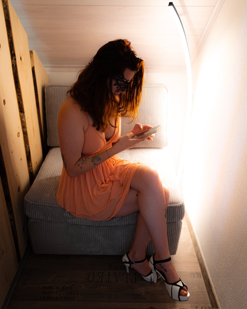 lindalouboutin's tweet photo. Während du träumst, entscheide ich – über dich, dein Geld und deinen Platz.
Ich lese deine Nachricht. Entscheide über dein Schicksal. Und vielleicht... lösche ich sie einfach.
#Findom #Femdom #FinancialDomination #GoddessControl #ObeyHer #HighHeelsPower #MaskedAuthority https://t.co/qL0qp4KB1P