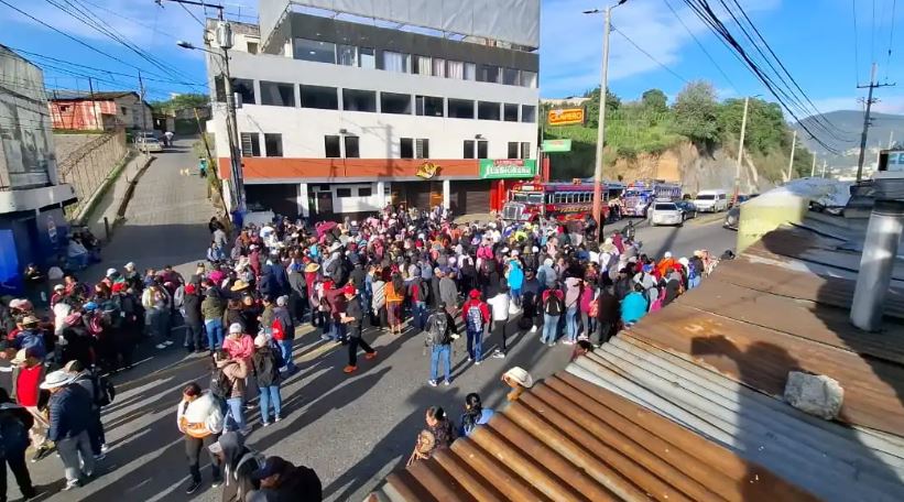 Ana Lucía Ola (@aola_pl) on Twitter photo 🚨 Tensión por bloqueos | Francisco Cabrera, ministro en funciones de Educación, dijo que a requerimiento del <a href="/MineducGT/">Mineduc Guatemala</a>, la <a href="/PGNguatemala/">PGN Guatemala</a> presentó ayer un nuevo amparo frente a la posibilidad de bloqueos este jueves por el STEG. Pero hoy varios puntos del país están cerrados. 🚨 Tensión por bloqueos | Francisco Cabrera, ministro en funciones de Educación, dijo que a requerimiento del <a href="/MineducGT/">Mineduc Guatemala</a>, la <a href="/PGNguatemala/">PGN Guatemala</a> presentó ayer un nuevo amparo frente a la posibilidad de bloqueos este jueves por el STEG. Pero hoy varios puntos del país están cerrados.