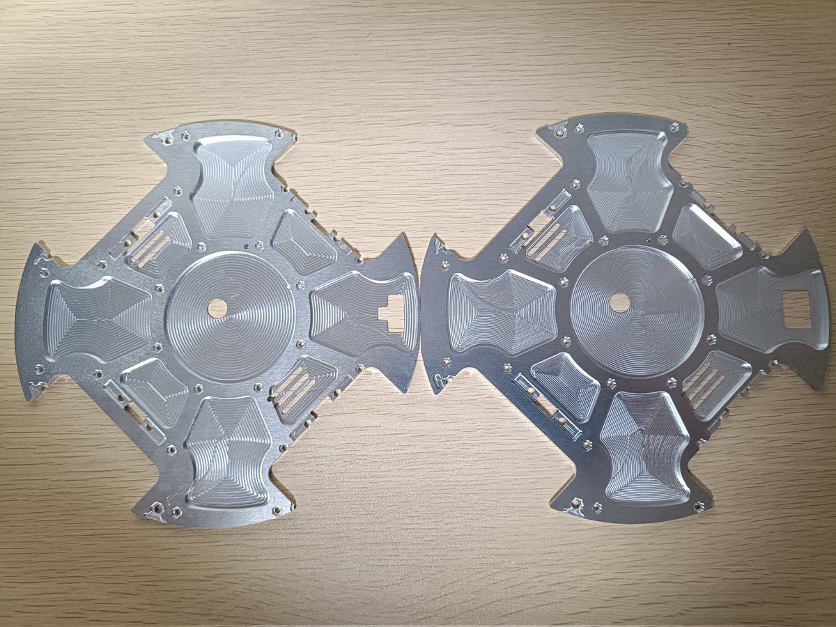 jun_robot's tweet image. ちょっとCAMの設定をいじって2回目やったけど、全く同じようにズレた。なんで。