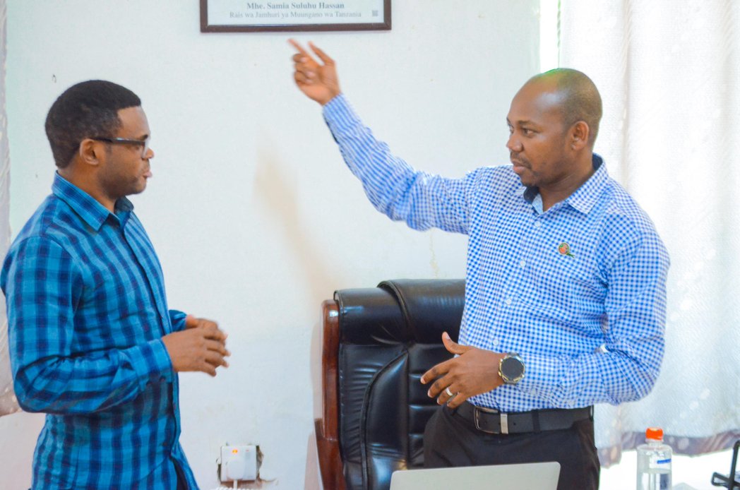 ALII_Africa's tweet photo. E.D of @alii_africa Mr. @joseph_malekela recently paid a visit to DAS of Kigoma District Mr. Mganwa Nzota to introduce #Youth4PeaceAgenda initiative to be implemented in #Kigoma Districts, promoting youth participation in peace &amp; Security agenda

#ALII #leadership4peace #Tanzania https://t.co/sRmG0ZEAUm