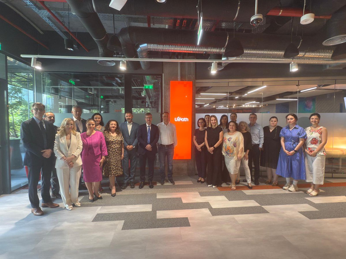 USAmbRO's tweet image. Great meeting @AmChamRomania Board! Thanks to @UiPath for hosting. 🇺🇸 leads the world in innovation & entrepreneurship. 🇺🇸 companies in 🇷🇴 are building a more resilient, dynamic economy that strengthens our bilateral ties. #USProsperity