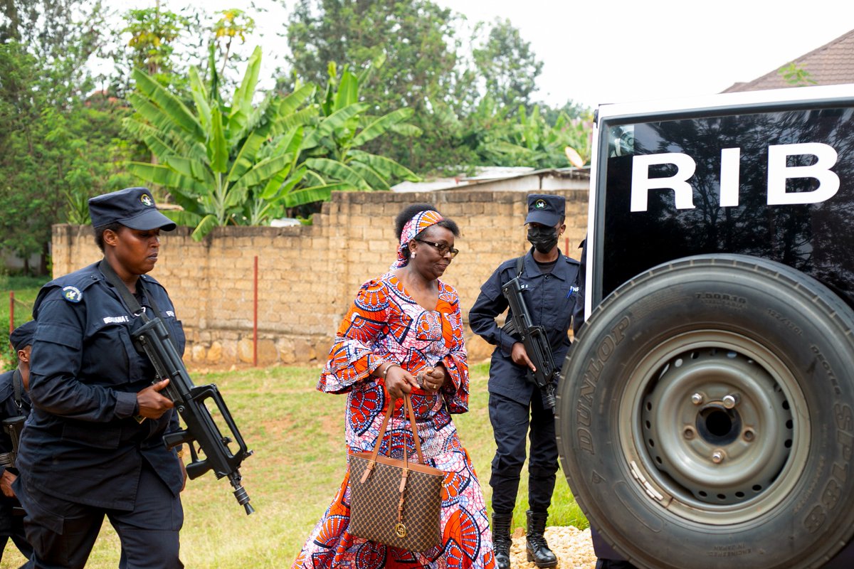 🟥 #Rwanda 2025 : Bienvenue chez #Kagame, ici c’est la dictature !

Dans le Rwanda du #FPR, lire un livre interdit est désormais considéré comme un acte de guerre.

L’image de Victoire Ingabire, opposante pacifique, menottée et escortée par l’unité anti-terroriste, est édifiante.