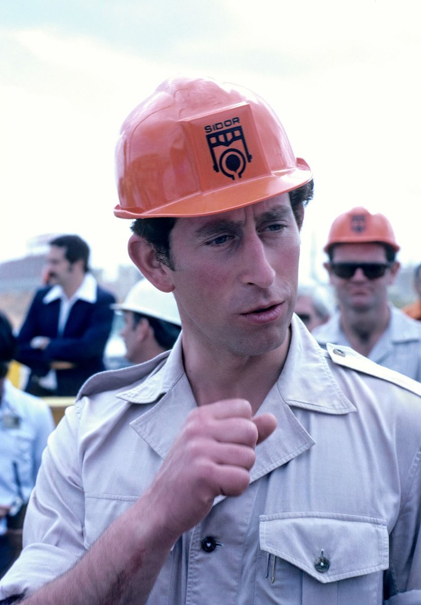 CIUDAD GUAYANA, VENEZUELA, 1978, Visita del Príncipe Carlos, Príncipe de Gales [actual Rey del Reino Unido] con casco de seguridad, mientras recorre la planta siderúrgica de SIDOR (Siderúrgica del Orinoco)