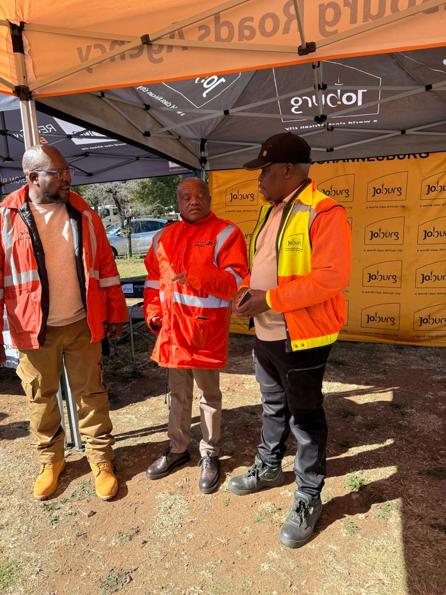 CrumRegionB's tweet image. War on Potholes launched in Ward 90 by the Executive Mayor @DadaMorero
The campaign targets the pothole backlog across the City, paving the way for safer, smoother roads for all road users in the City.
@CityofJoburgZA @MyJRA 
#HighImpactServiceDelivery