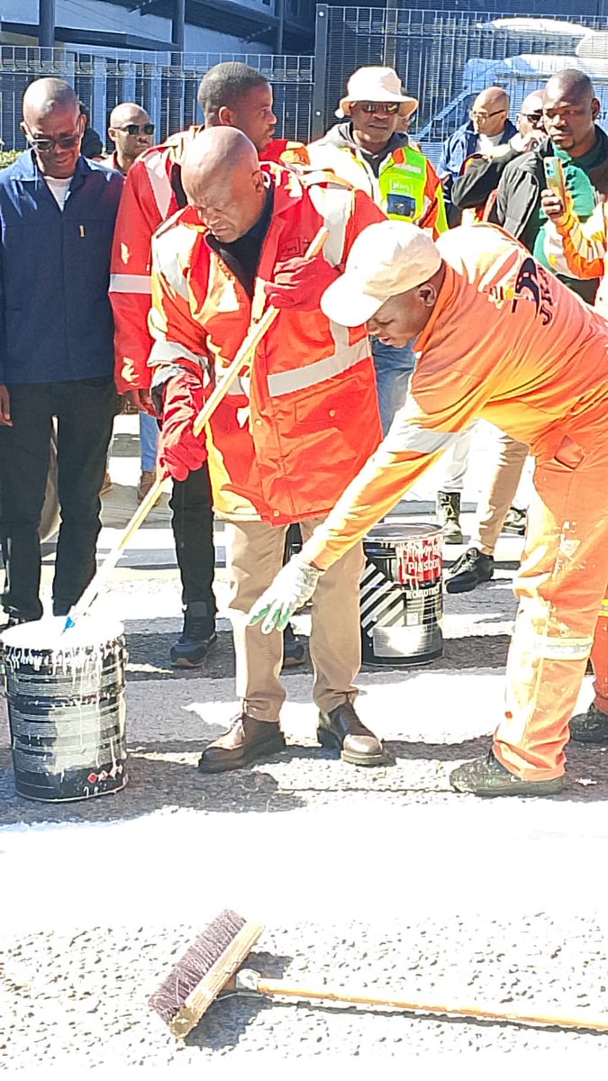 CrumRegionB's tweet image. War on Potholes launched in Ward 90 by the Executive Mayor @DadaMorero
The campaign targets the pothole backlog across the City, paving the way for safer, smoother roads for all road users in the City.
@CityofJoburgZA @MyJRA 
#HighImpactServiceDelivery