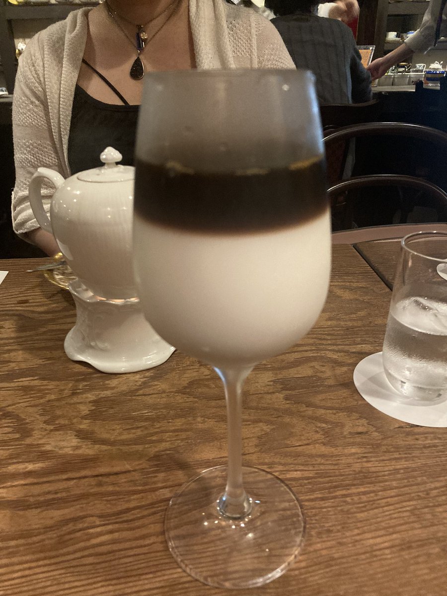 渋谷 茶亭 羽當。
再訪。二層に分かれたオレグラッセ、見た目も味も最高に素敵。
初めて飲んだ燻製のような香りのする紅茶も美味しかったです。