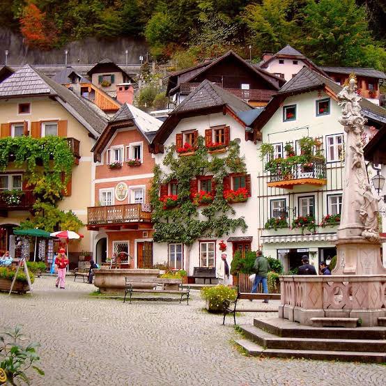 InterioBuilding's tweet image. 🏔 Hallstatt: A Postcard from the Past

Hallstatt isn’t just beautiful; it’s a living example of how architecture can adapt to landscape, climate, and tradition. ✨
#hallstatt #designwithnature #placeswithsoul #urbanaesthetics #buildingandinteriors