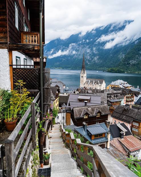 InterioBuilding's tweet image. 🏔 Hallstatt: A Postcard from the Past

Hallstatt isn’t just beautiful; it’s a living example of how architecture can adapt to landscape, climate, and tradition. ✨
#hallstatt #designwithnature #placeswithsoul #urbanaesthetics #buildingandinteriors
