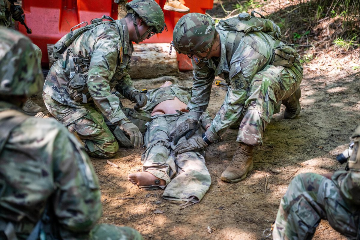 MCoEFortBenning's tweet image. The only thing tighter than our formations? Our tourniquets.
In Initial Entry Training, #Soldiers complete a 40-hour Combat Life Saver course. They learn vital, life-saving trauma skills for the battlefield—like controlling bleeding and managing airways.