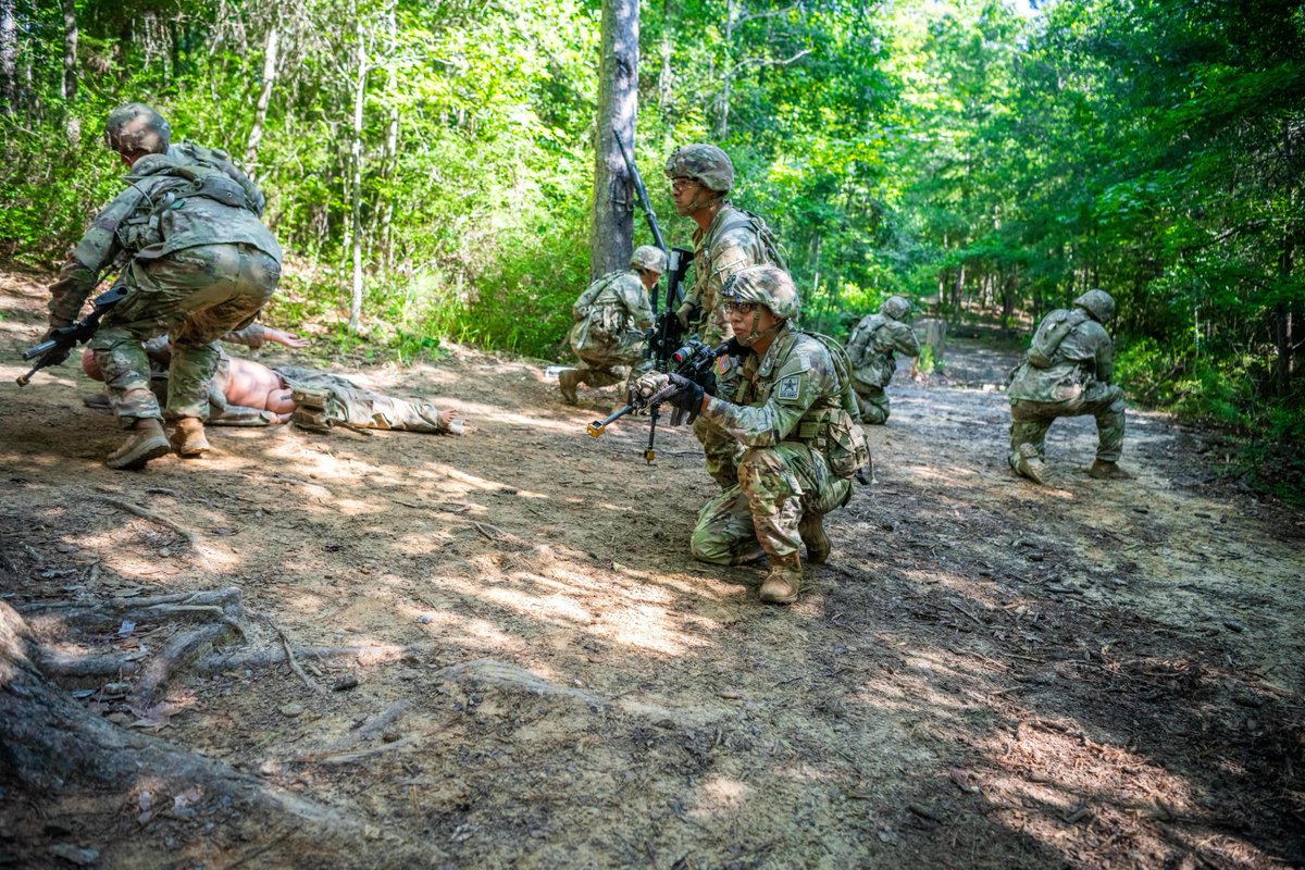 MCoEFortBenning's tweet image. The only thing tighter than our formations? Our tourniquets.
In Initial Entry Training, #Soldiers complete a 40-hour Combat Life Saver course. They learn vital, life-saving trauma skills for the battlefield—like controlling bleeding and managing airways.