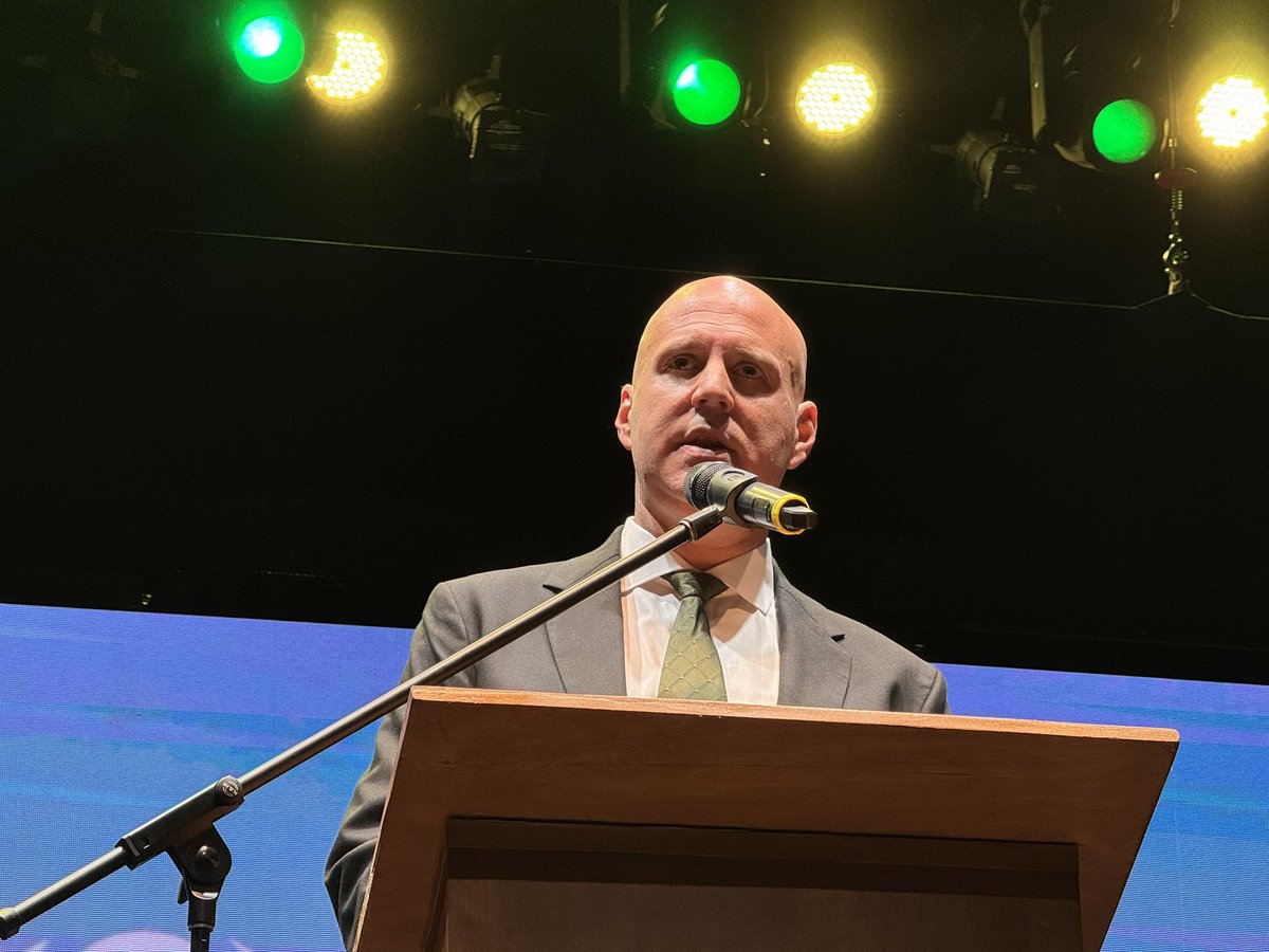 ¡Gracias, muchas gracias a todos y todas! Hoy asumo una responsabilidad con la que siempre soñé y lo hago acompañado de mi familia, de mis amigos, de <a href="/OrsiYamandu/">Yamandú Orsi</a>, a quien la vida nos ha dado este privilegio, del gobierno, y de todos los canarios y canarias. ¡Sabremos cumplir!