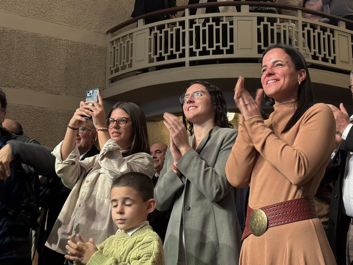 FLegnaniSilva's tweet photo. ¡Gracias, muchas gracias a todos y todas! Hoy asumo una responsabilidad con la que siempre soñé y lo hago acompañado de mi familia, de mis amigos, de @OrsiYamandu, a quien la vida nos ha dado este privilegio, del gobierno, y de todos los canarios y canarias. ¡Sabremos cumplir! https://t.co/1mI1ZYuTCv