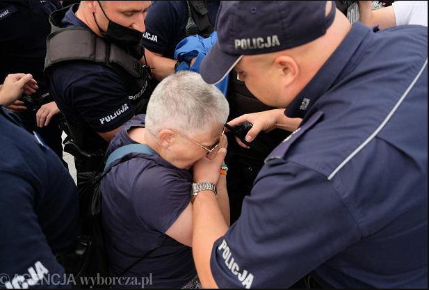 Tzw. "Babcia Kasia" wielokrotnie atakowała, wyzywała, gryzła i kopała policjantów, nikt wtedy nie apelował o jej ukaranie. 

Co robi Minister Sprawiedliwości? Adam Bodnar uchylił postanowienia o wstrzymaniu wykonania prawomocnie orzeczonej kary wobec Roberta Bąkiewicza, który w