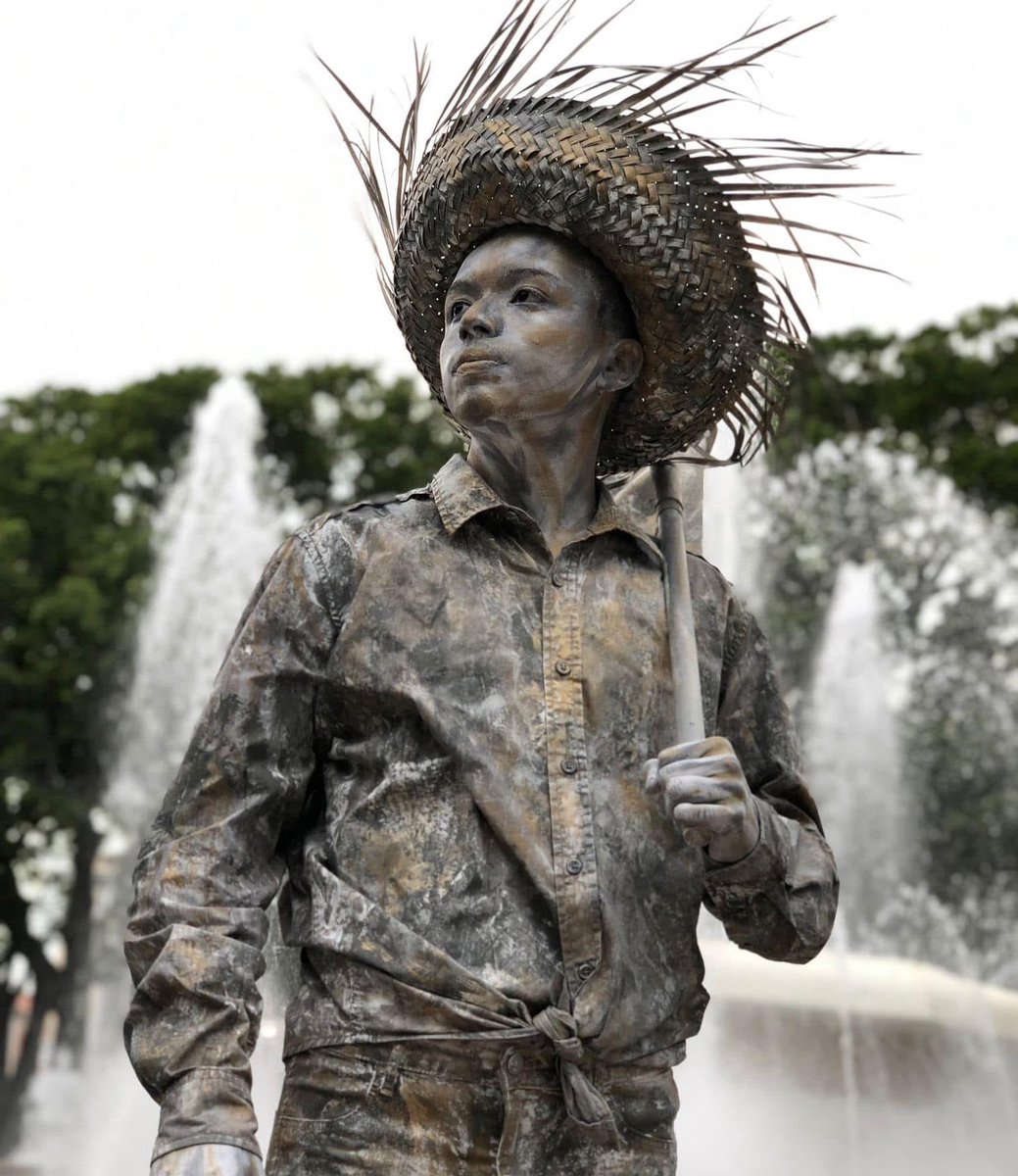 Nos llena de orgullo que, antes de que las pavas se fueran virales con la residencia de #badbunny, ya eran símbolo de orgullo y pieza principal en nuestras estatuas vivientes. Ya contaban en silencio nuestra historia de pueblo, honrando nuestras raíces. #puertorico. 🇵🇷