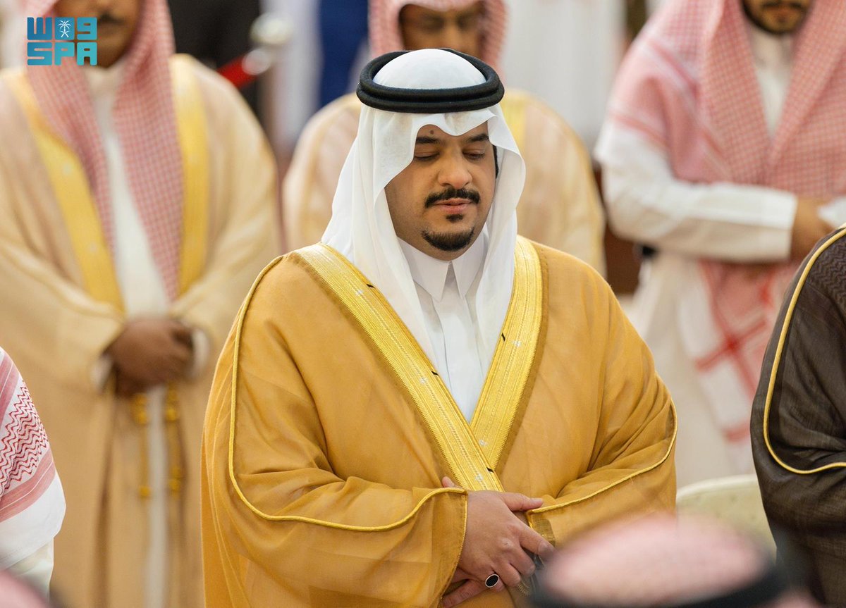 نائب أمير منطقة الرياض يؤدي صلاة الميت على صاحبة السمو الملكي الأميرة بزه بنت سعود بن عبدالعزيز آل سعود.
spa.gov.sa/N2355499
#واس_عام