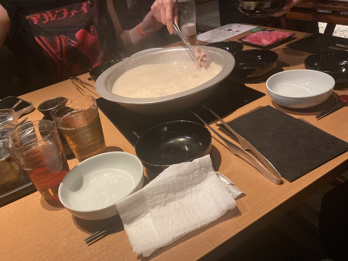 今日は龍妃様と聖様を引き合わせようの会でした。
新宿歌舞伎町モーモーパラダイスのしゃぶしゃぶ、とても美味しいしホスピタリティも良かった！超オススメ！

龍妃様から恋人の惚気を延々と聞いて幸せな気持ちになりました。
可愛い女と可愛い女の恋愛話、栄養価が高い。