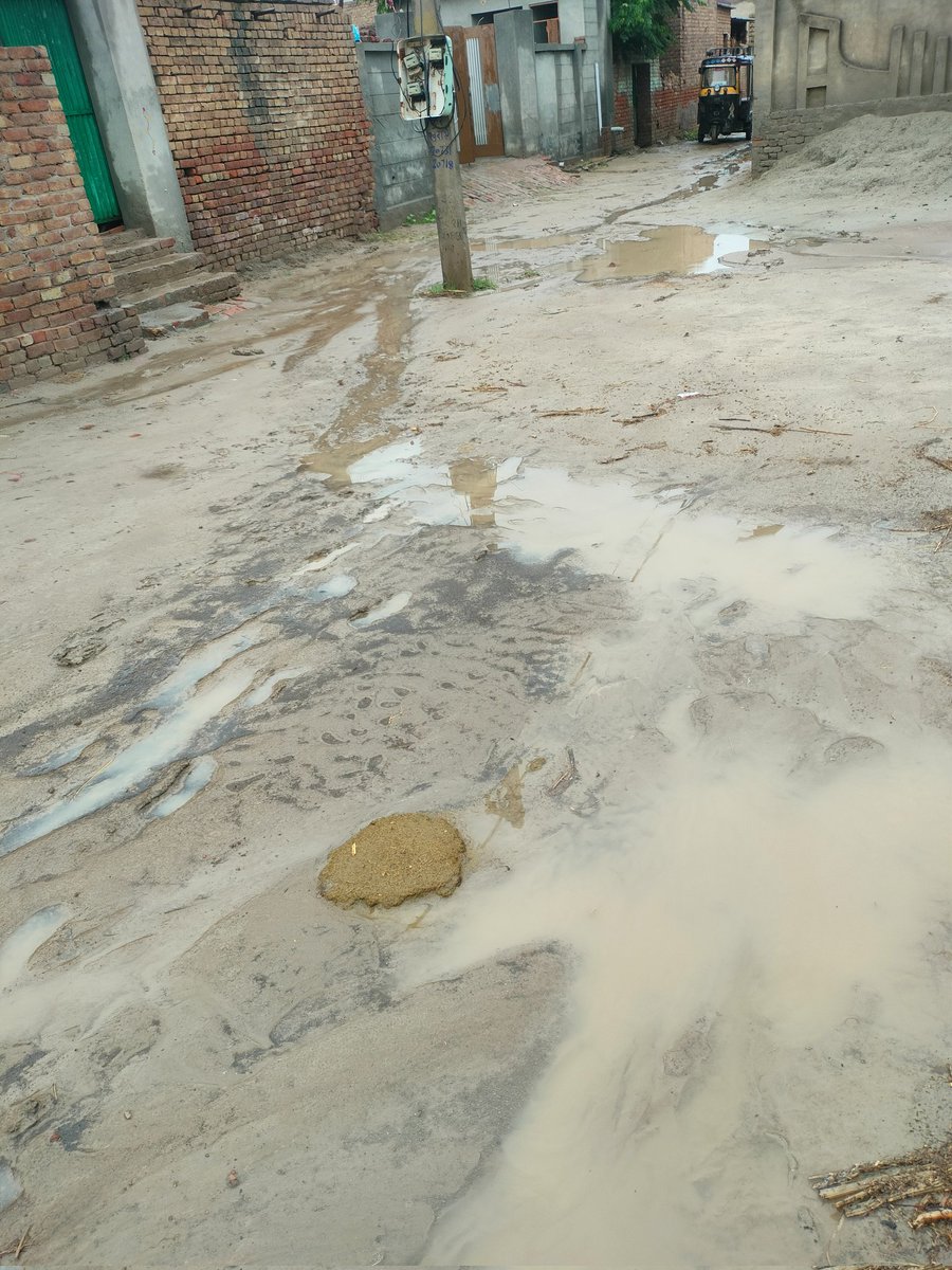 sr43754375's tweet photo. @cmohry @NayabSainiBJP Cm साहब जी आपके राज मे गांव चौटाल जिला सिरसा की गली देखो जी बरसात के समय तो बाहर जाना बिलकुल बंद हो जाता हैं l घरो के अंदर तक पानी भर जाता हैं l हमारी गली ना तो अभी तक पकी बनी हैं ना ही कोई नाली की सुविधा हैं l सबको कहकर देख लिया  कोई सुनवाई नहीं हो रही l क्या यही हैं आपका विकास https://t.co/tX1UkriUed