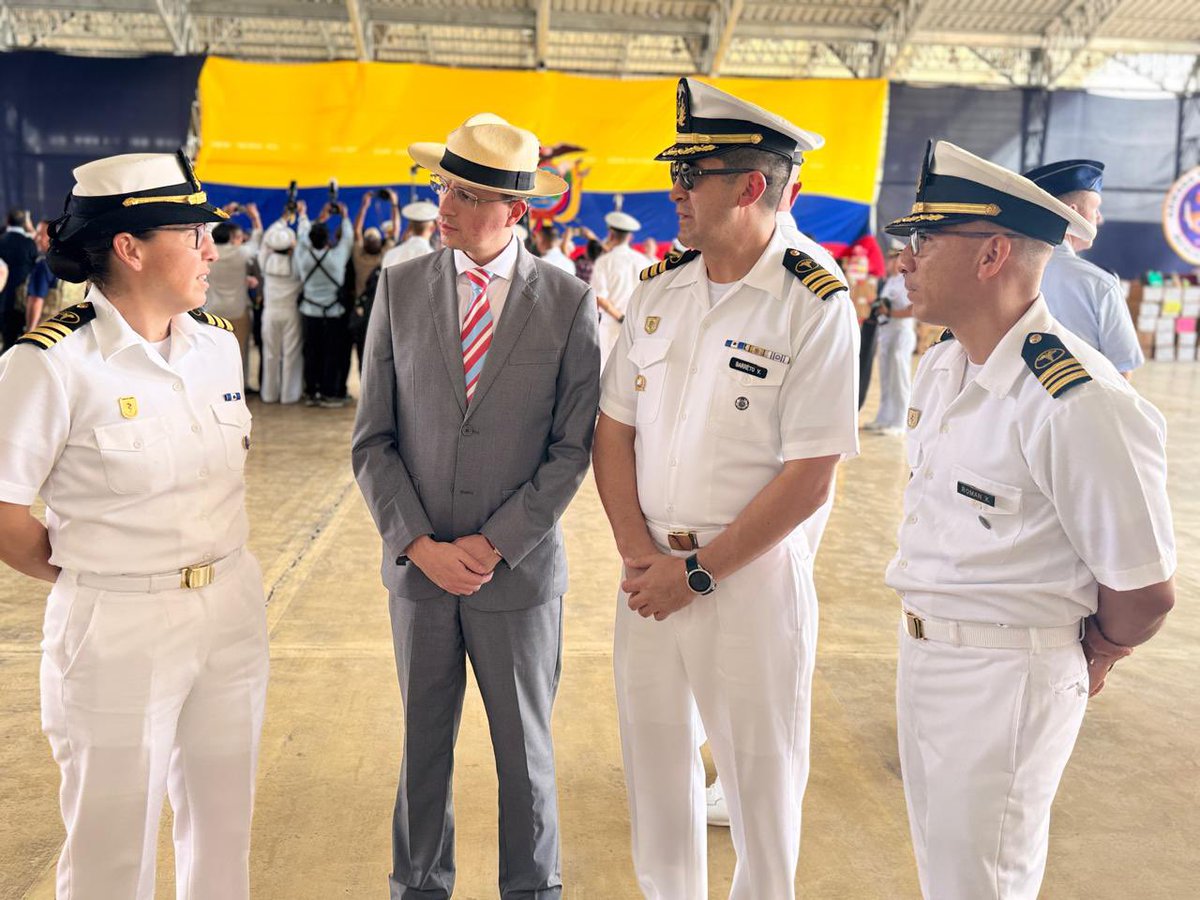Ministerio de Salud Pública 🇪🇨 (@salud_ec) on Twitter photo El viceministro Bernardo Darquea recorrió el Buque Hospital USNS Comfort de las Fuerzas Armadas de EE.UU y participó de la entrega de donaciones de <a href="/USembassyEC/">US Embassy Ecuador</a>, en el marco de la Misión “Promesa Continua 2025” y la cooperación internacional en materia de salud.
#ElNuevoEcuador El viceministro Bernardo Darquea recorrió el Buque Hospital USNS Comfort de las Fuerzas Armadas de EE.UU y participó de la entrega de donaciones de <a href="/USembassyEC/">US Embassy Ecuador</a>, en el marco de la Misión “Promesa Continua 2025” y la cooperación internacional en materia de salud.
#ElNuevoEcuador