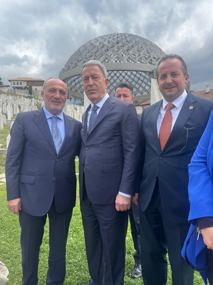 H_TOPALOGLU_'s tweet image. Bosna Hersek ve Alija İzetbegoviç.
Millet ve lider…
Bir defa daha gelip rahmet dilemek nasip oldu.
Mekanı cennet olsun.