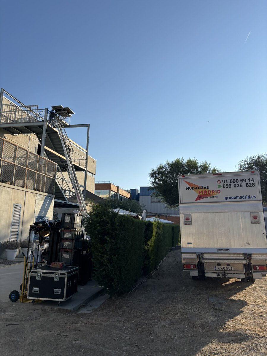 MudanzasMAD's tweet photo. Mudanzas Madrid en apoyo cinematográfico con Camión carrozado y elevador de muebles “Pato”.Seguimos💪 
#mudanzasmadrid #elevadordemuebles #grupomadrid #gruasdemudanzas #guardamuebles #embalajes https://t.co/TC2ftssTV9