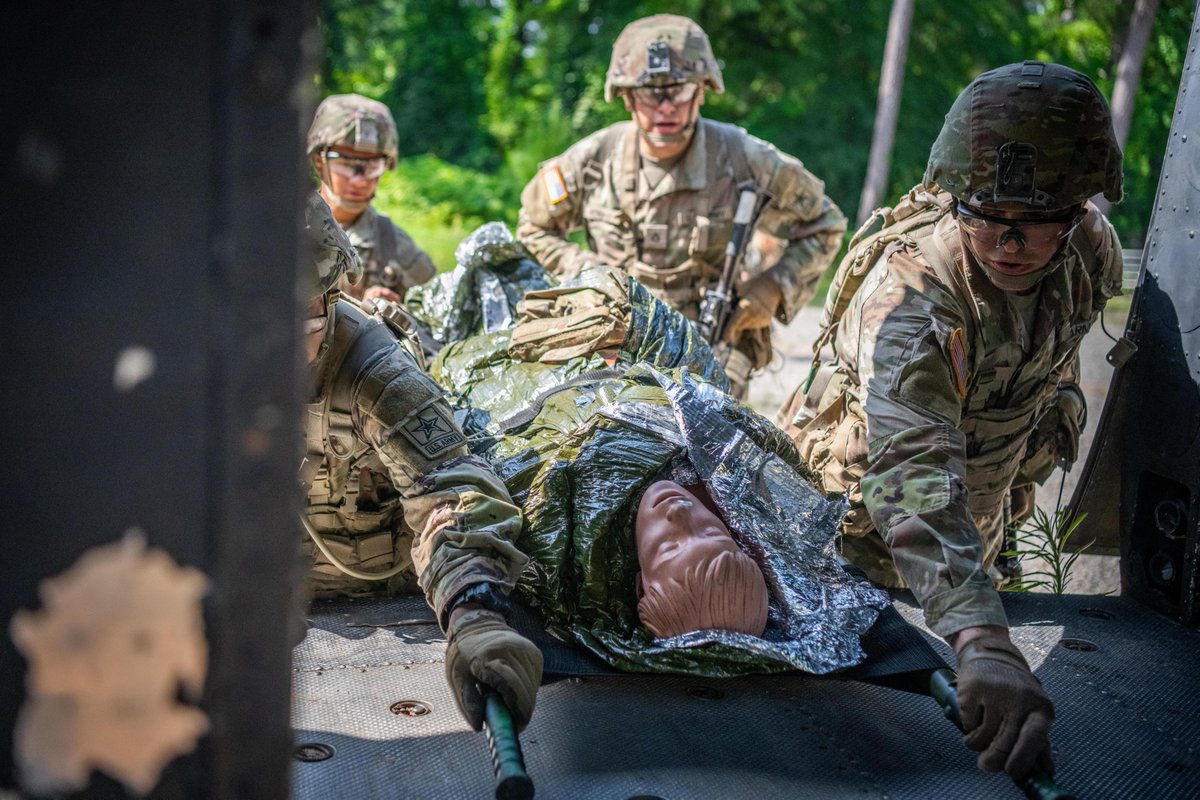 MCoEFortBenning's tweet image. The only thing tighter than our formations? Our tourniquets.
In Initial Entry Training, #Soldiers complete a 40-hour Combat Life Saver course. They learn vital, life-saving trauma skills for the battlefield—like controlling bleeding and managing airways.