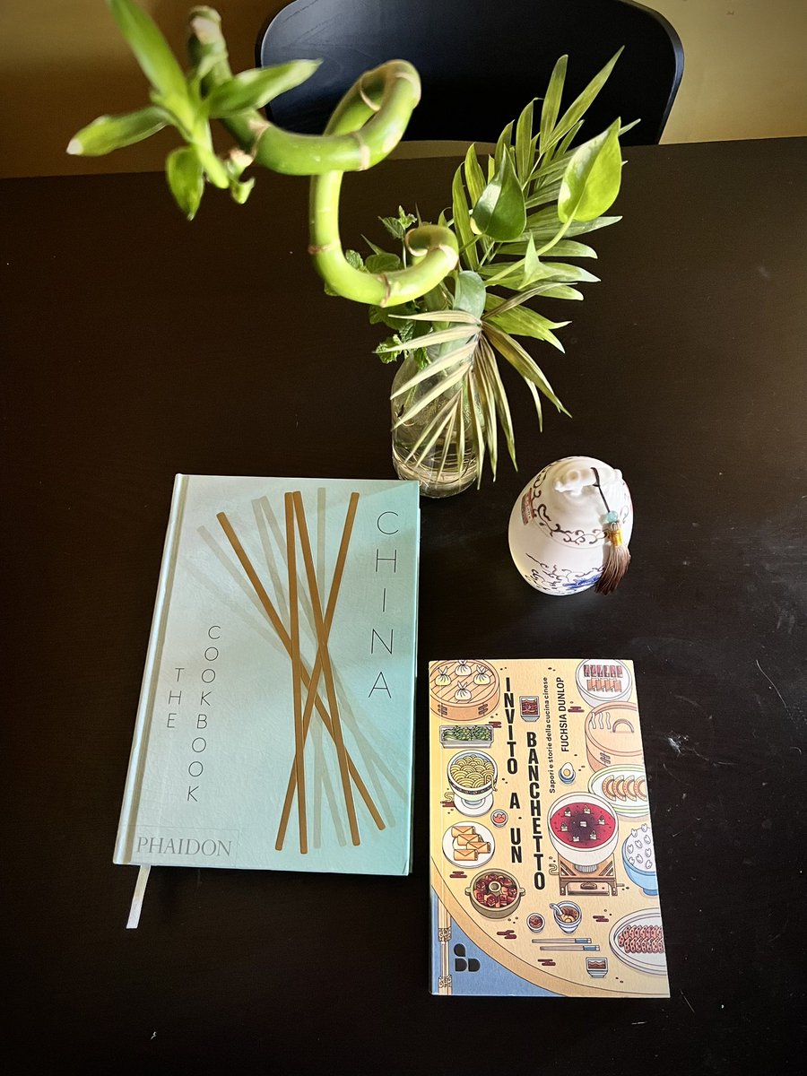 georgienonfa's tweet photo. Un libro come madeleine, Invito a un banchetto di Fuchsia Dunlop, per scoprire tutto della cultura gastronomica cinese e ricordare la studentessa che sono stata e le cose che ho mangiato, ah la giovinezza che si fugge tuttavia https://t.co/btGr2Kzwan
