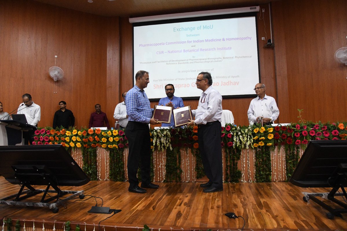 csirnbrilko's tweet image. 🤝 CSIR-NBRI & PCIM&H signed an MoU on 9 Jul 25 in the august presence of Hon’ble MoS (IC) Shri @mpprataprao @moayush
The collaboration will focus on developing pharmacopoeial monographs, botanical & phytochemical reference standards, and pharmacological studies.
@akshasany