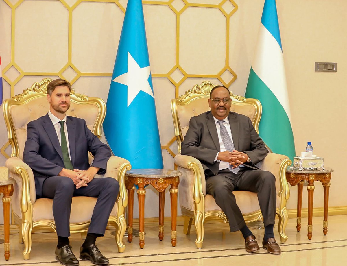 Plstatehouse's tweet photo. 1/3 The President of #Puntland, @HESaidADeni, accompanied by the Vice President,  @HELugatoor, today received the British @UKinSomalia Ambassador to #Somalia, Ambassador Charles King, and his delegation at the Presidential Palace in #Garowe. The meeting https://t.co/RJOqU5QSvx