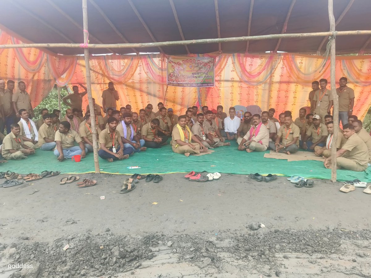 MatiaSunilKumar's tweet photo. @RahulGandhi Ji,
We, the members of the Driver Association, Steering wheel release movement humbly request your time to meet and hear our concerns that have led to our ongoing strike. Your support can help amplify our voice. Please stand with us
#DriverStrike #JusticeForDrivers https://t.co/Zn1qNth0ZP