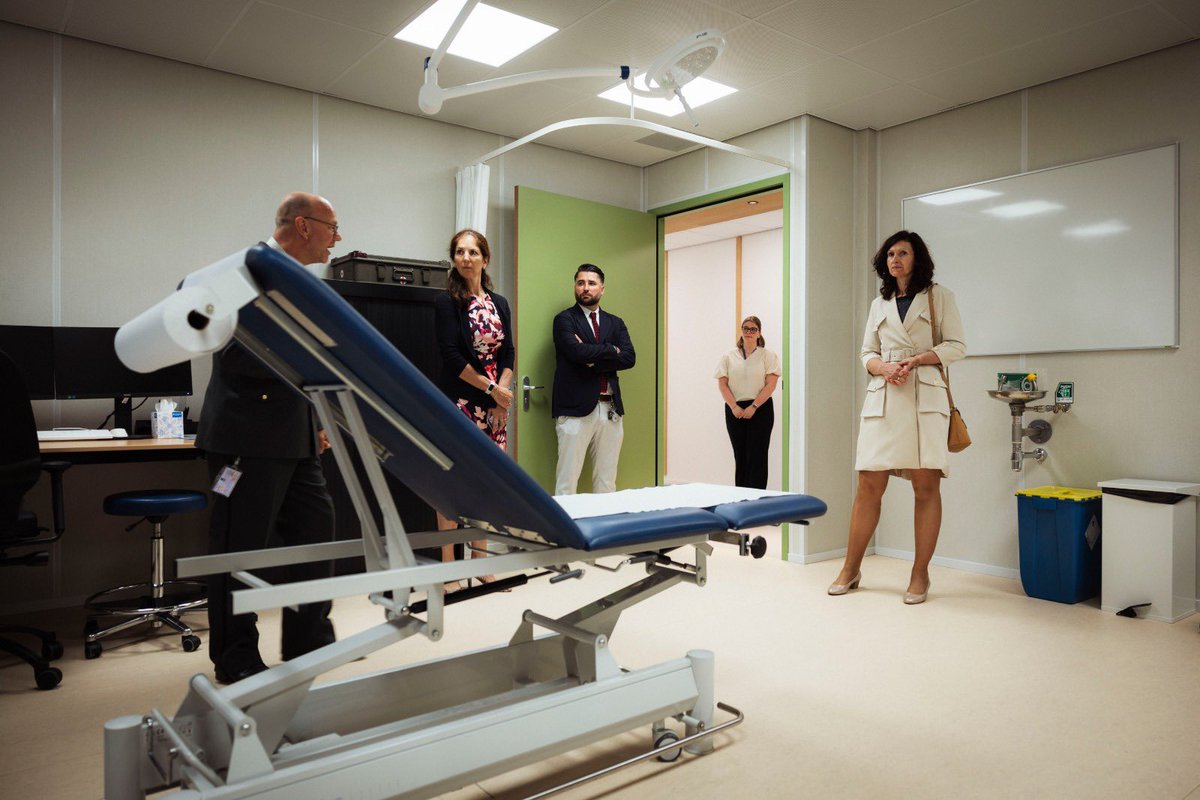 DefensieStas's tweet image. Functioneel vastgoed is geen randvoorwaarde, het is keiharde inzetgereedheid. 

Vandaag op de Tonnetkazerne: de opening van ons eerste emissievrije gezondheidscentrum. Duurzaam gebouwd, gericht op zorg voor onze mensen. Dáár begint slagkracht.

defensie.nl/actueel/nieuws…