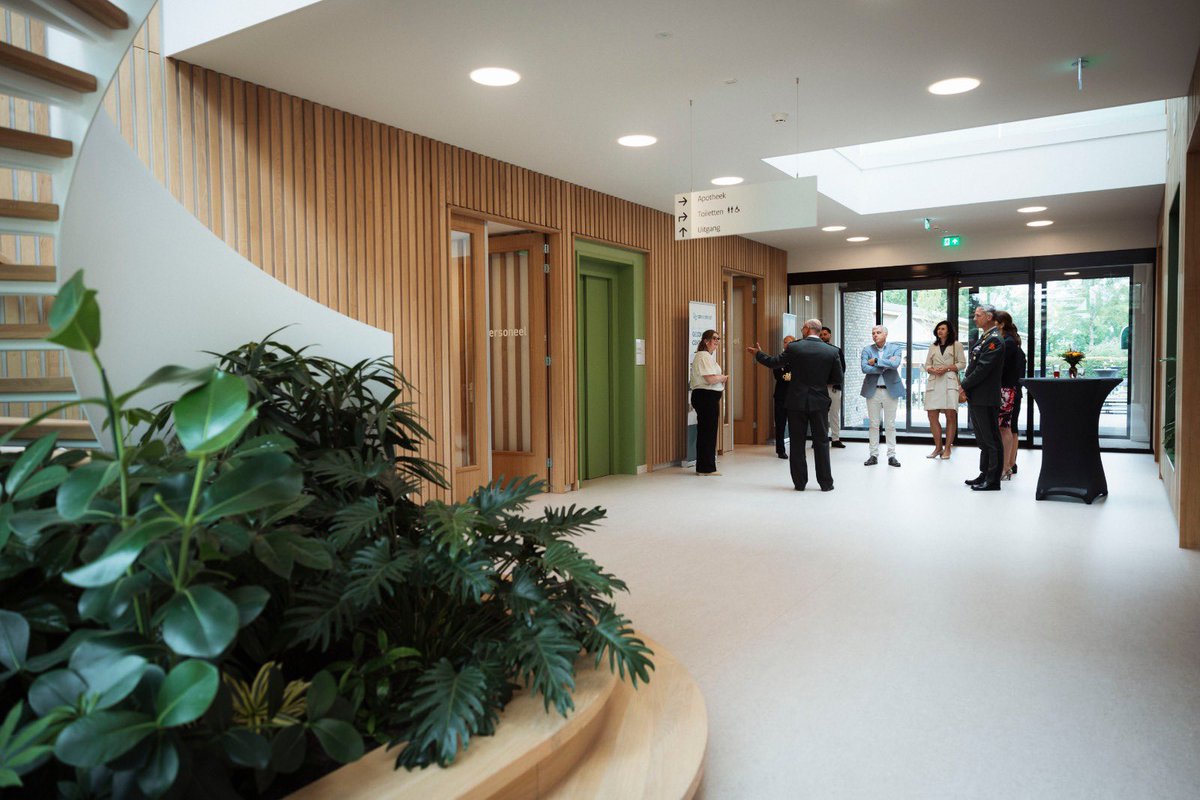 DefensieStas's tweet image. Functioneel vastgoed is geen randvoorwaarde, het is keiharde inzetgereedheid. 

Vandaag op de Tonnetkazerne: de opening van ons eerste emissievrije gezondheidscentrum. Duurzaam gebouwd, gericht op zorg voor onze mensen. Dáár begint slagkracht.

defensie.nl/actueel/nieuws…