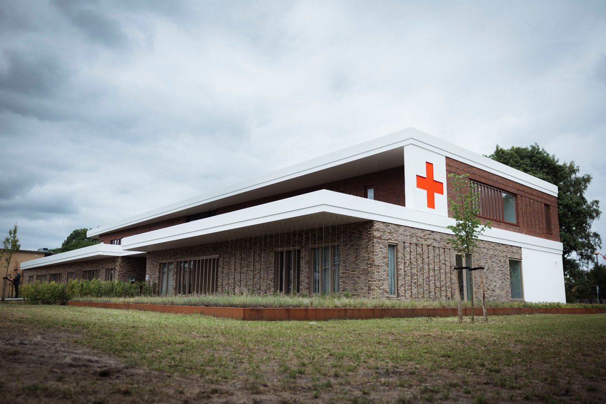 DefensieStas's tweet image. Functioneel vastgoed is geen randvoorwaarde, het is keiharde inzetgereedheid. 

Vandaag op de Tonnetkazerne: de opening van ons eerste emissievrije gezondheidscentrum. Duurzaam gebouwd, gericht op zorg voor onze mensen. Dáár begint slagkracht.

defensie.nl/actueel/nieuws…