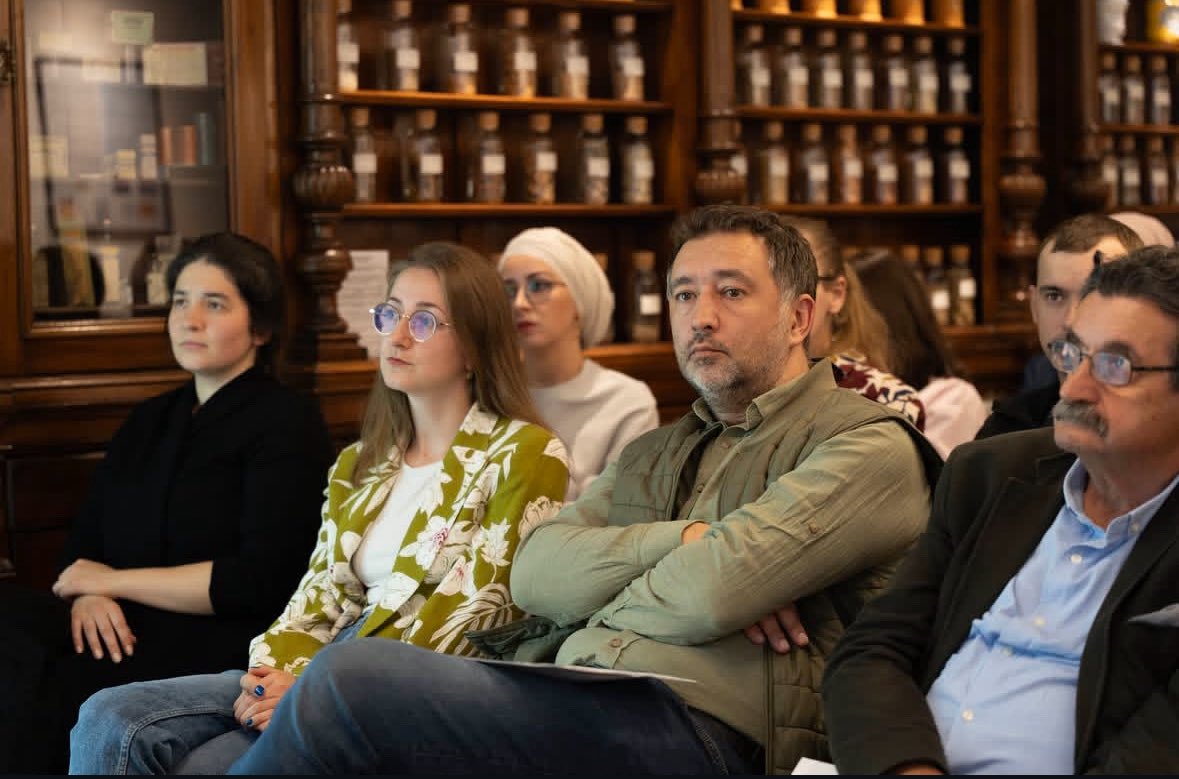 U srijedu, 9. jula 2025. godine, u prostorijama Muzeja farmacije održana je naučna konferencija pod nazivom „Ljekaruše kao izvori tradicionalne medicine naroda BiH“, više informacija o konferenciji možete naći na našoj web stranici:

zemaljskimuzej.ba/odrzana-naucna…