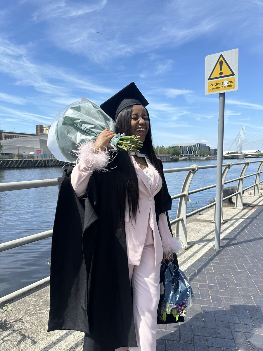 sharooon__'s tweet image. Another one 🎓💼✨