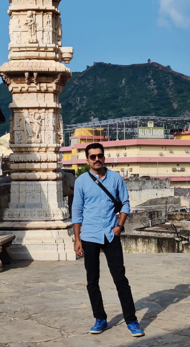 गुरु पूर्णिमा पर स्वयं को सादर वंदन 🙏
हर डगर पर खुद ही खुद को संभाला है