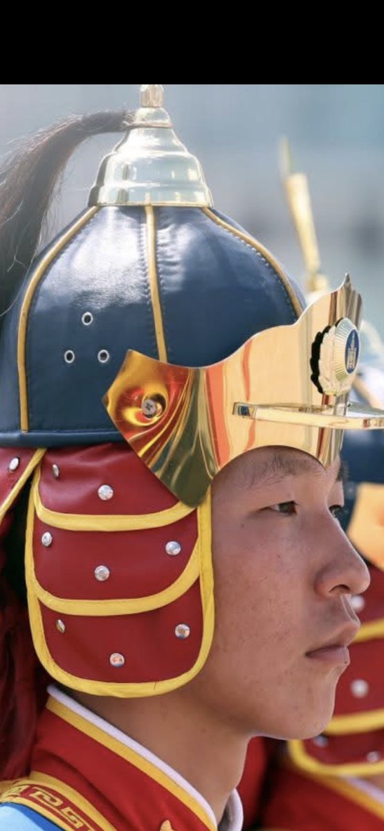 🇲🇳 Зүгээр шүрпээр гялгар төмрөө тогтоосон ч байх шиг?! Арай л хямдхан хандах юм даа манайхан торгон цэрэгтээ?! 🫣