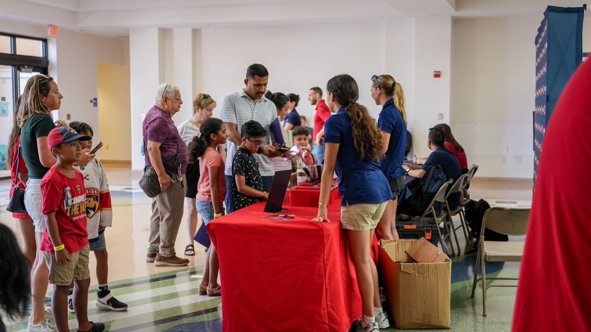 FlaPanthersCARE's tweet image. The @FlaPanthers Summer Reading Tour presented by @amazon kicked off at Southwest Regional on Tuesday!
Next stop: Sunrise Dan Pearl on Friday at 11am 😺📚
See you there » flapanthers.co/srt25